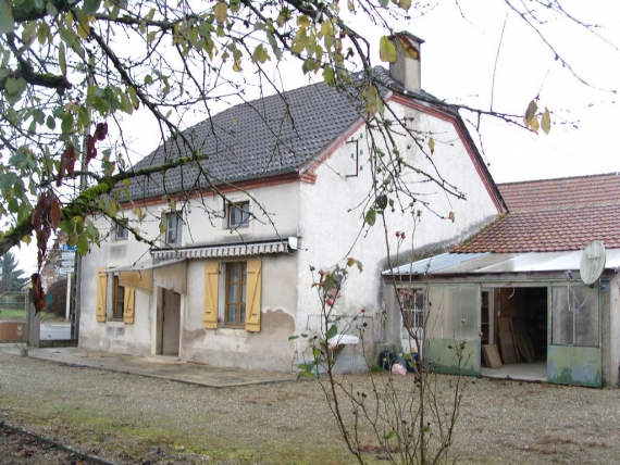 Petite ferme, grange, garage et dépendances
