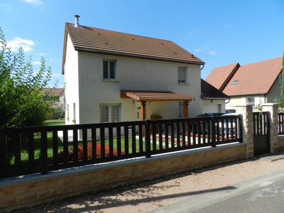 Maison 4 chambres, garage, chalet et beau jardin