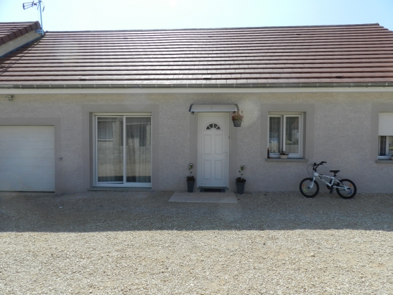 Maison de plain pieds, 3 chambres, garage et jardin