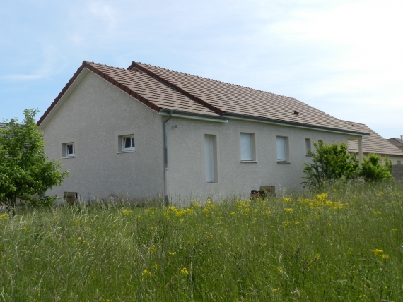 Maison plain pied, 4 chambres, garage et jardin