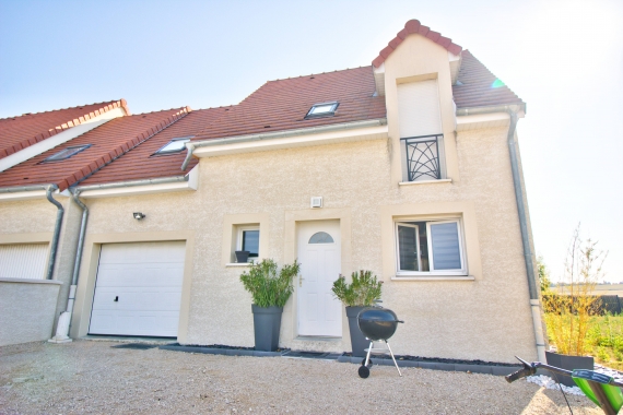 Maison 4 pièces sur 2 niveaux d environ 90 m² avec garage