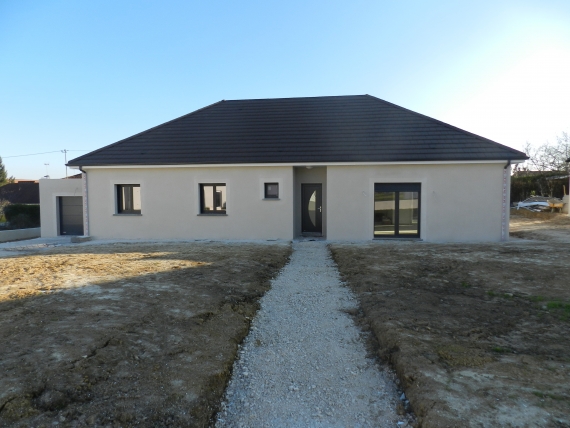 Maison neuve de plain pied RT 2012, 4 chambres (dont 1 parentale), garage, terrain de 834 m².