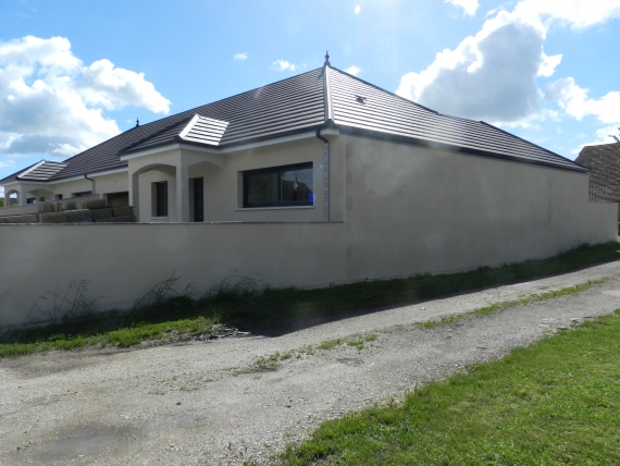 Maison de plain pied, 3 chambres, garage et terrain de 505 m²