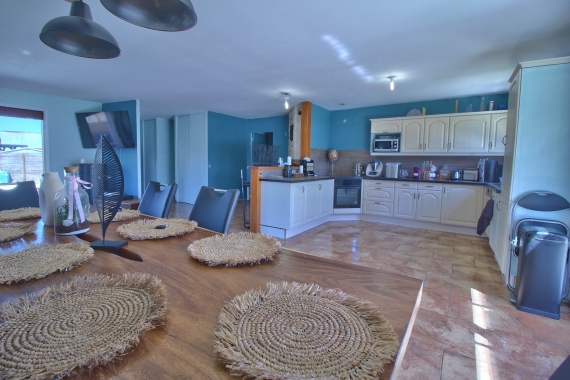 Maison 7 pièces de 140 m² avec garage sur terrain de 1216m² avec piscine,