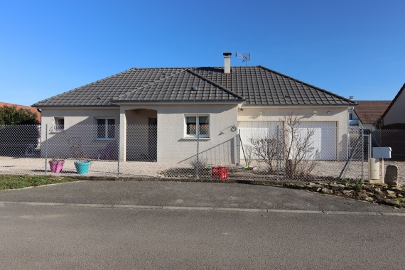 Maison 3 Chambres avec doubles garage et piscine creusée