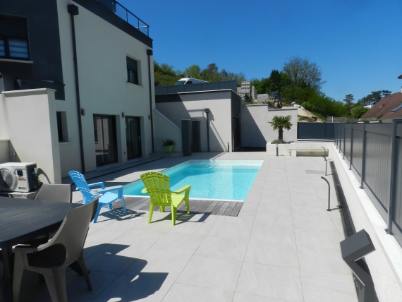 Maison contemporaine proche du centre ville, 4 chambres, garage, piscine chauffée, terrain 1100 m²