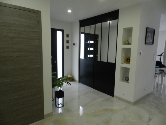 Maison de plain pied hautes prestations 4 chambres (dont 1 parentale complète) double garage, piscine, jardin clos et arboré.