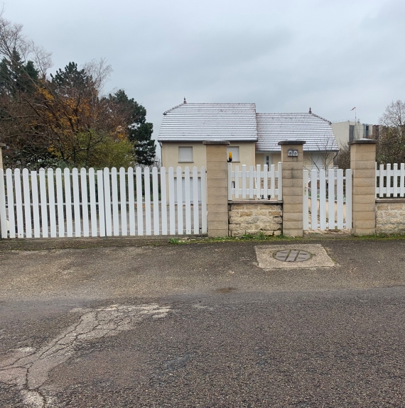 DOLE. Maison sur sous sol, 4 chambres, jardin clos de 886 m²